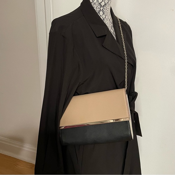 Guess Handbags - Guess Elegant Crossbody / Clutch